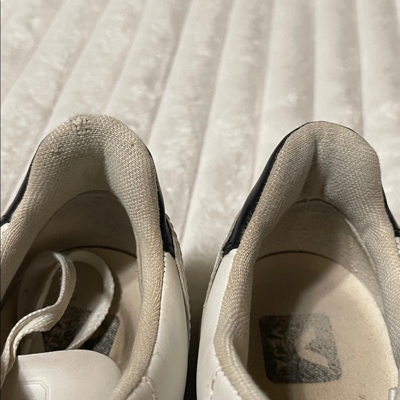 Veja Sneakers | Size 7 Women - Picture 4 of 7